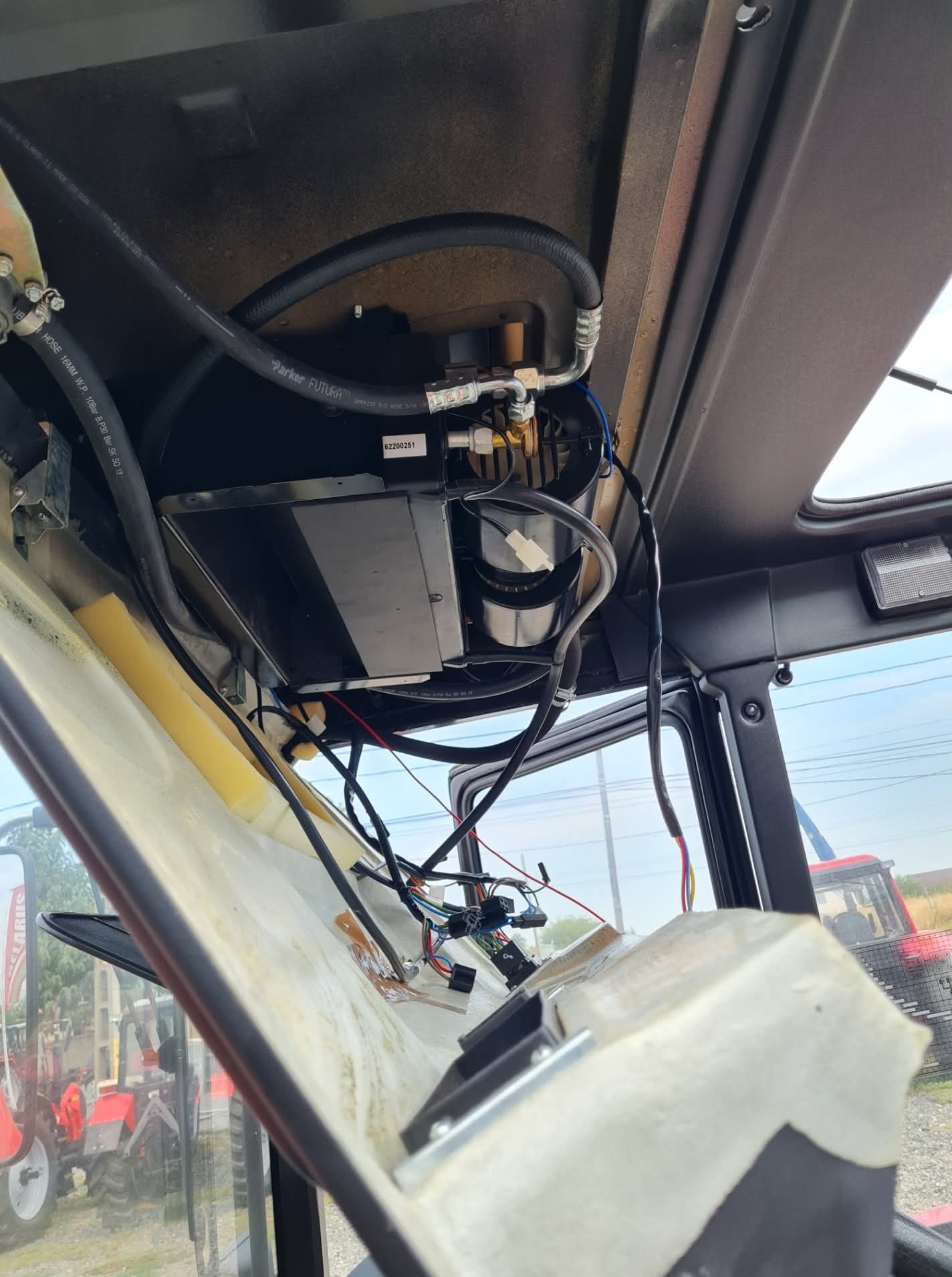 Sistem aer conditionat tractor Belarus cu functie racire/incalzire 5.5kw 12V fulie trapez